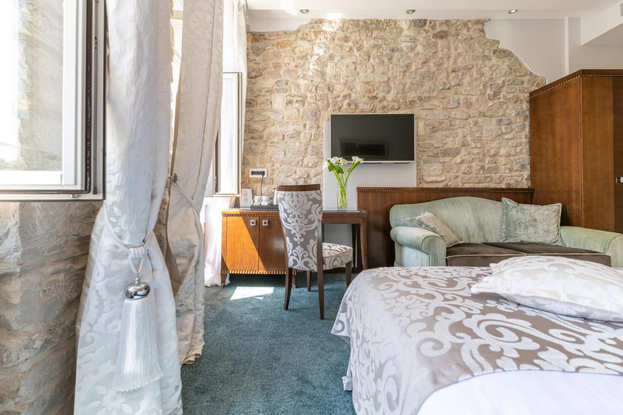 Heritage Antique Hotel